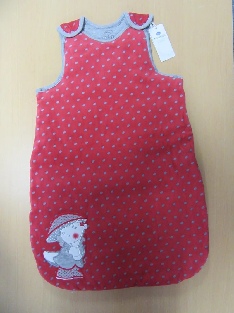 slaapzak noukie's 70cm victoria rood van Noukie's in Rood met grijst – productfoto