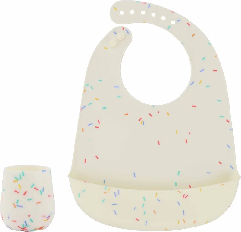 Sprinkelspakket: Mini Drinkbeker & Siliconen Slabbetje - 60ml - 6m+ van Nûby in Beige – productfoto