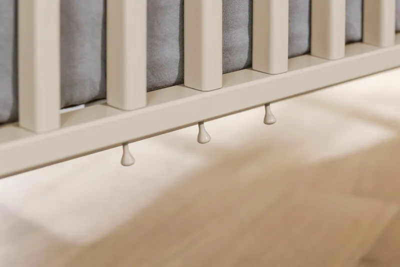 Babybett EEFJE 70x140cm in umbaubares Kinderbett mit Massivholz, Gitterbett 4-fach höhenverstellbar, entnehmbare Sprossen, Juniorbett by Paidi in Beige – product photo 3 of 5