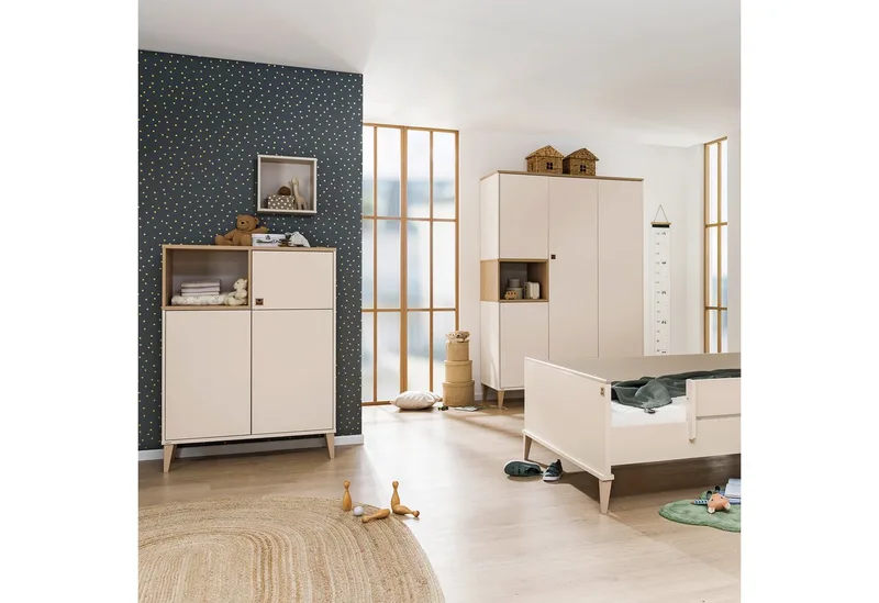 Highboard MILA & BEN Steiff by PAIDI in 3 Türen mit Push-to-open, stabiles Regal mit Massivholz-Füßen, Standregal, geprüfte Qualität van Paidi in Beige – productfoto 4 van 5
