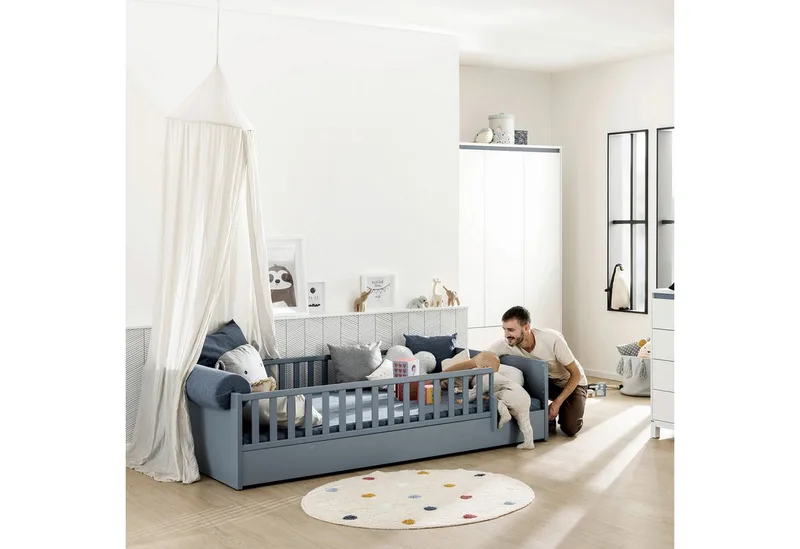 Kinderbett LITTLE FLO, vom Baby bis zum Teeni, in mehreren Farben und Breiten (Breite/Länge: 90x200cm + 120X200cm +140x200cm), umbaubar zum Kinder- oder Jugendbett, Bodenbett auch als Sofa nutzbar von Paidi in Blau – Produktfoto 2 von 5