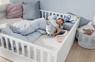 Kinderbett LITTLE FLO, vom Baby bis zum Teeni, in mehreren Farben und Breiten (Breite/Länge: 90x200cm + 120X200cm +140x200cm), umbaubar zum Kinder- oder Jugendbett, Bodenbett auch als Sofa nutzbar von Paidi in Weiß – Produktfoto 4 von 4