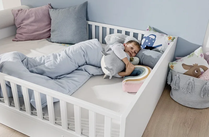 Kinderbett LITTLE FLO, vom Baby bis zum Teeni, in mehreren Farben und Breiten (Breite/Länge: 90x200cm + 120X200cm +140x200cm), umbaubar zum Kinder- oder Jugendbett, Bodenbett auch als Sofa nutzbar von Paidi in Weiß – Produktfoto 4 von 4