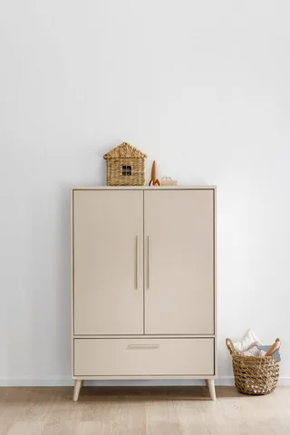 Kleiderschrank EEFJE in Beige mit Schublade und Türen, verschiedene Ausführungen (B/H/T ca. 95-123/139-204/41-57cm, mit 2 oder 3 Türen + Tiny-Variante) stabiler Drehtürenschrank aus Holz, mit Soft-Close-Funktion de Paidi en Beige, Marron – photo produit 1 sur 5