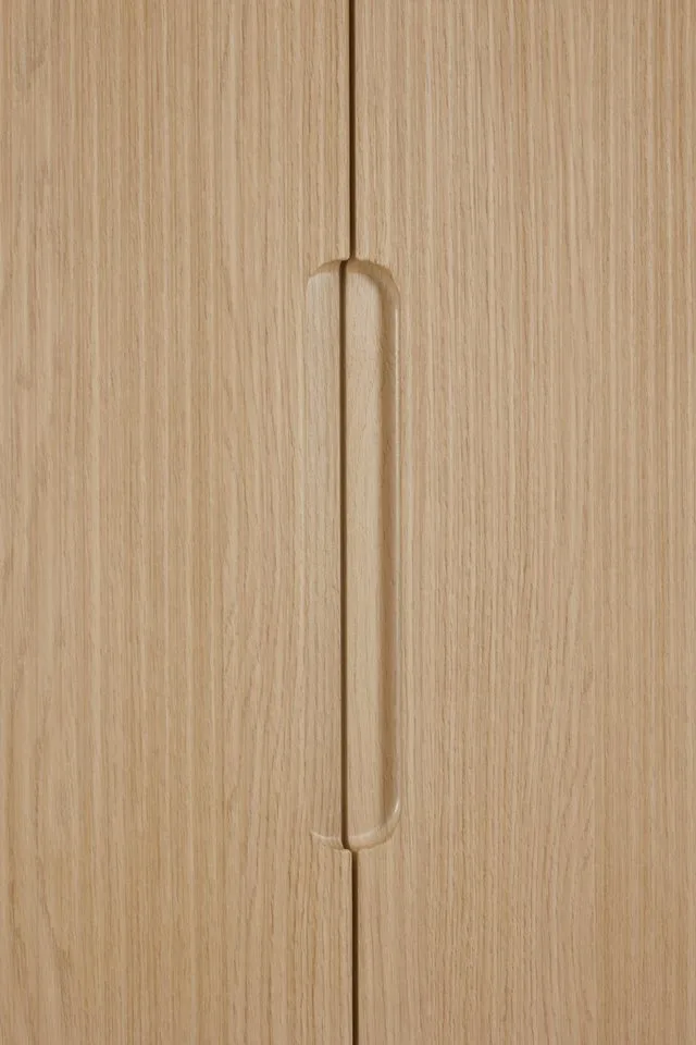 Kleiderschrank JONTE in Beige & Eichefarben mit gerillten Türen, verschiedene Größen (B/H/T ca. 95-141/164-207/40-56cm, mit 2 oder 3 Türen + Tiny-Variante) stabiler Drehtürenschrank mit Massivholz-Füßen, Soft-Close-Funktion de Paidi en Beige, Marron – photo produit 4 sur 5