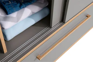 Schiebetürenschrank STIENE in Beige oder 2 Türen und 1 Schublade mit Soft-Close (B/H/T ca. 164/200/62cm) mit Kleiderstangen+Einlegeböden, Kleiderschrank mit Massivholzgriffen de Paidi en Gris – photo produit 5 sur 5