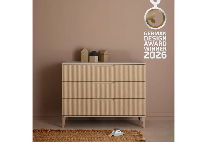 Wickelkommode JONTE in Beige & Eichefarben, 3 Schubladen mit Soft-Close, Vollauszug, Kommode 124 cm Breite, Wickeltisch mit Massivholz-Füßen från Paidi i Beige, braun – produktbild