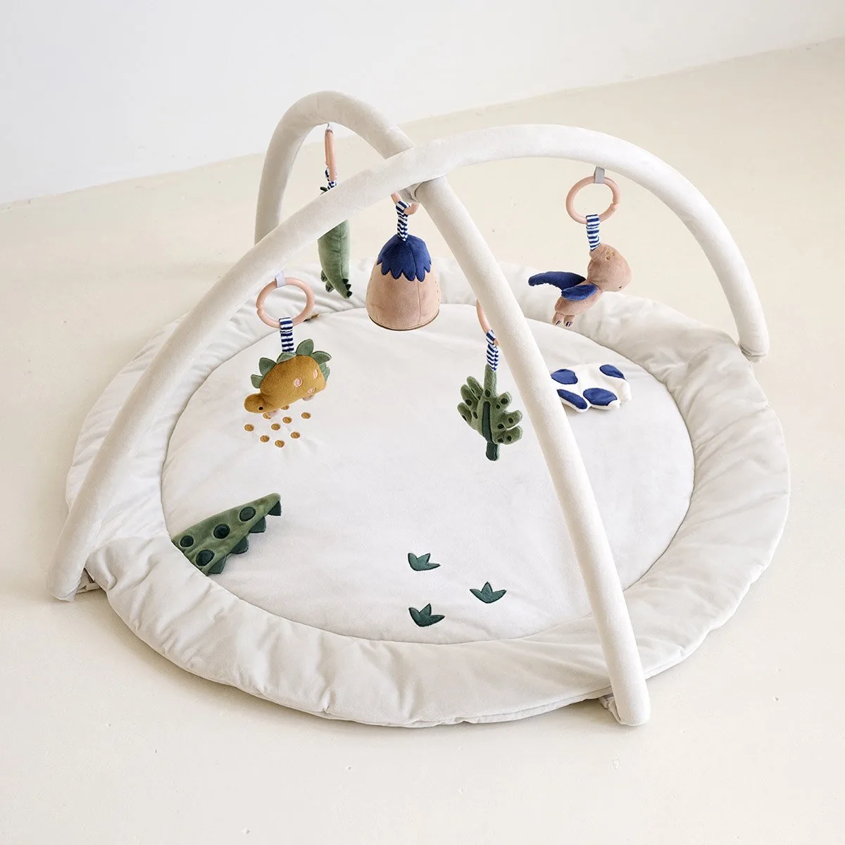 Babygym - incl. accessoires - Beige från Petite Amélie i Dino – produktbild