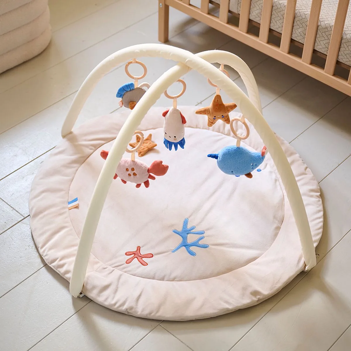 BABYGYM «OCÉAN» | INCL. ACCESSOIRES | BEIGE van Petite Amélie in Ocean – Beige – productfoto