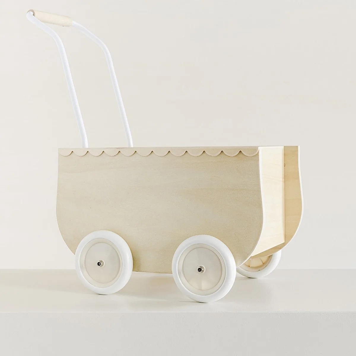 Houten loopwagen - Speelgoed - Vanaf 2 jaar - Binnen en buiten van Petite Amélie in Naturel en wit – productfoto
