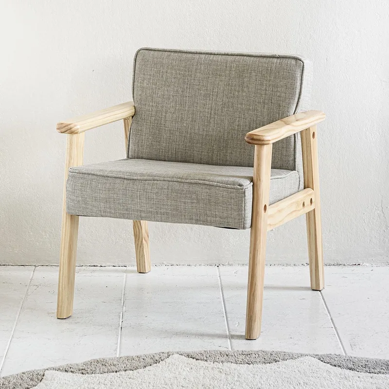 Kinderstoel Hout - Stijlvol in elke kamer - Creëer een eigen plekje waar je kind comfortabel kan zitten in zijn of haar eigen 'grote' stoel - Bekleed met zacht polyester en voorzien van massief houten leuningen - Retro Collectie fra Petite Amélie i Grijs – produktbillede