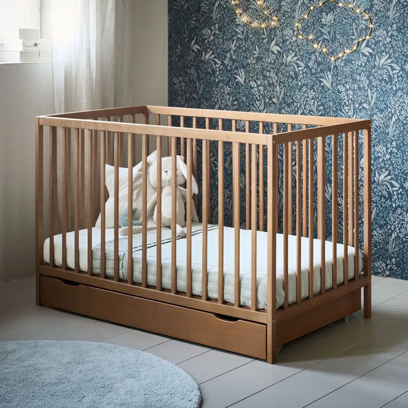 ® Ledikant - 60 x 120 cm - Lattenbodem instelbaar in 3 hoogtes - Geschikt tot ongeveer 2 jaar - Stevig Bed dankzij Massief Hout & Sterk Plaatmateriaal - Walnoot de Petite Amélie en Hetre – Walnoot – photo produit