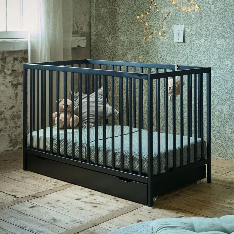 ® Ledikant - 60 x 120 cm - Lattenbodem instelbaar in 3 hoogtes - Geschikt tot ongeveer 2 jaar - Stevig Bed dankzij Massief Hout & Sterk Plaatmateriaal - Zwarte van Petite Amélie in Hetre – Zwarte – productfoto