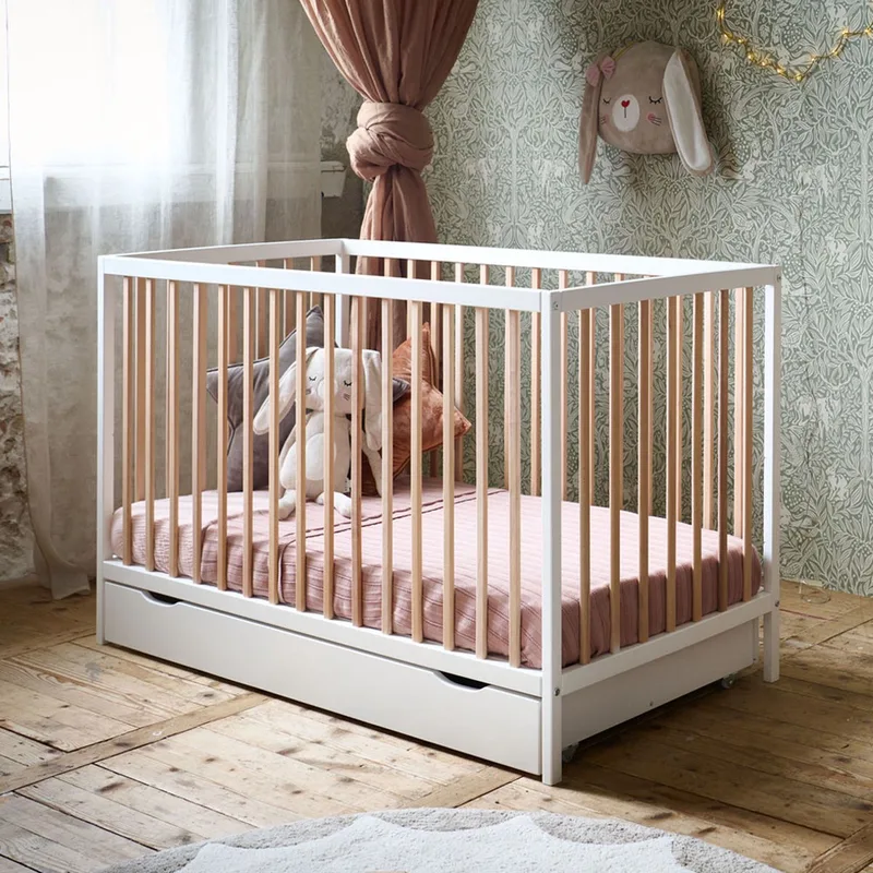 ® Ledikant - 60 x 120 cm - Lattenbodem instelbaar in 3 hoogtes - Geschikt tot ongeveer 2 jaar - Stevig Bed dankzij Massief Hout & Sterk Plaatmateriaal - Wit & Naturel fra Petite Amélie i Hetre – Wit en Naturel – produktbillede