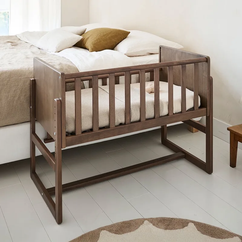 Petite Amélie 2-in-1 co sleeper / aanschuifbedje «Nuage» | Cocoa från Petite Amélie i Cocoa – Nuage – produktbild