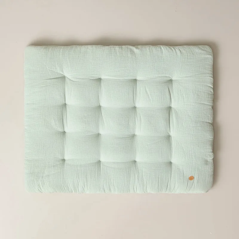 Speelmat baby - Rechthoekig Speelkleed - 100% Biologisch Mousseline Katoen - Luxe en Veilige Plek voor Ontwikkelingsactiviteiten - Ideaal voor Babygym, Speeltenten en Tipi-tenten - 110 x 85 cm - Zacht fra Petite Amélie i Grøn – produktbillede