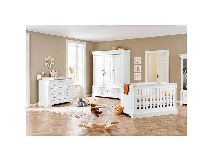 Babyzimmer Emilia, Weiß, 3-teilig, 4 Fächer, 3 Schublade(n) Schubladen, zum Juniorbett umbaubar, höhenverstellbar, Sprossen mit Normabstand, Aufbauanleitung im Karton, Lattenrost inklusive, Schlupfsprossen, Babymöbel, Babyzimmer-Sets van Pinolino – productfoto