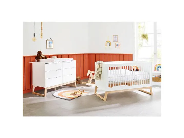 Babyzimmer Pinolino Bridge, Weiß, Esche, Holz, Esche, massiv, 6 Schublade(n) Schubladen, zum Juniorbett umbaubar, höhenverstellbar, Sprossen mit Normabstand, Aufbauanleitung im Karton, Lattenrost inklusive, Schlupfsprossen, Babymöbel, Babyzimmer de Pinolino – photo produit