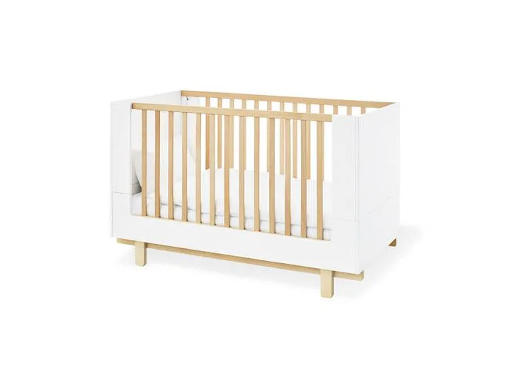 Gitterbett Pinolino Boks, Weiß, Ahorn, Holz, Buche, massiv, Schichtholz, 78x90x144 cm, zum Juniorbett umbaubar, höhenverstellbar, Sitzsofa Lattenrost inklusive, Schlupfsprossen, Babymöbel, Babybetten, Gitterbett de Pinolino – photo produit