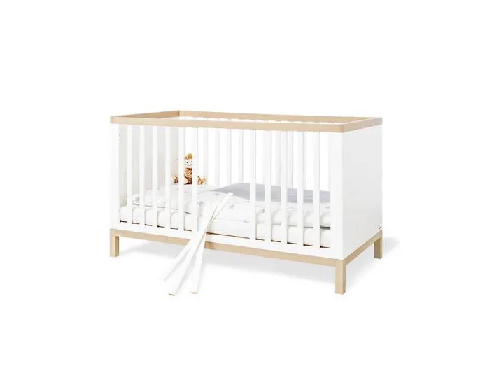 Gitterbett Pinolino Light, Weiß, Ahorn, Holz, Kiefer, teilmassiv, 140x70 cm, zum Juniorbett umbaubar, höhenverstellbar, Sitzsofa Lattenrost inklusive, Schlupfsprossen, Babymöbel, Babybetten, Gitterbett von Pinolino – Produktfoto