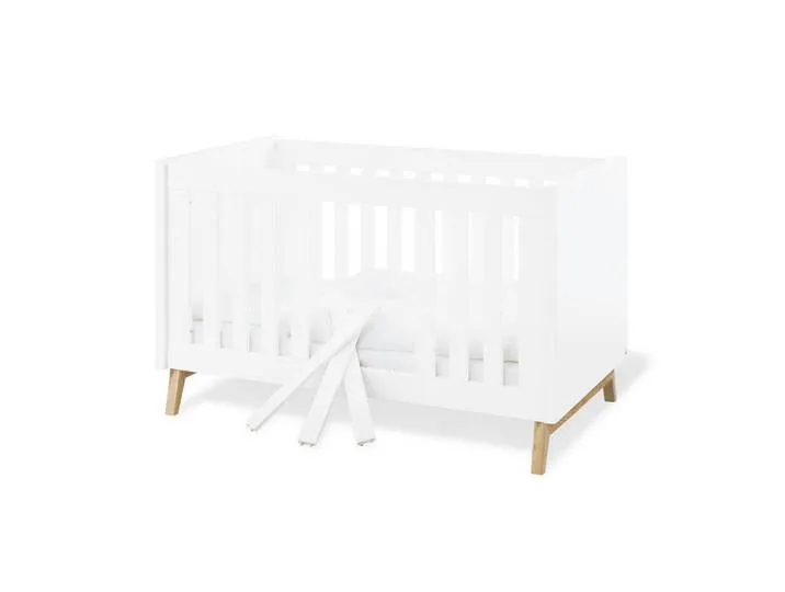 Gitterbett Pinolino Riva, Weiß, Esche, Holz, Esche, massiv, 78x88x149 cm, zum Juniorbett umbaubar, höhenverstellbar, Sprossen mit Normabstand, Sitzsofa Aufbauanleitung im Karton, Lattenrost inklusive, Schlupfsprossen, Babymöbel, Babybetten, Gitte von Pinolino – Produktfoto