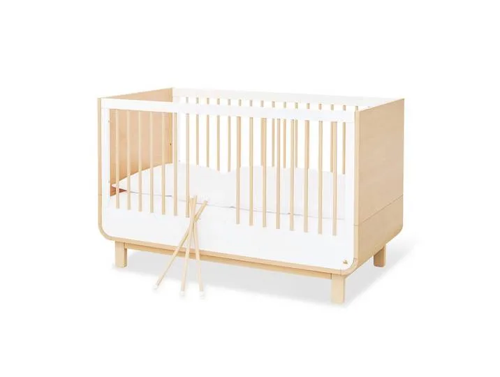 Gitterbett Pinolino Round, Weiß, Ahorn, 145x90x75 cm, zum Juniorbett umbaubar, höhenverstellbar, Sprossen mit Normabstand, Aufbauanleitung im Karton, Lattenrost inklusive, Schlupfsprossen, Babymöbel, Babybetten, Gitterbett de Pinolino – photo produit