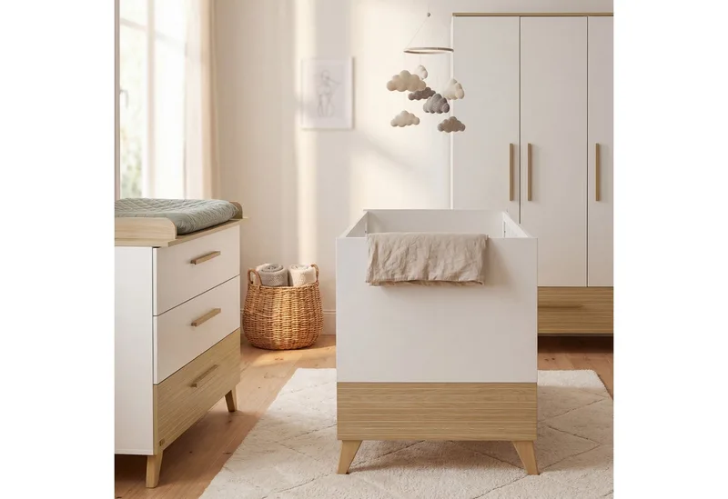 Babybett Theo 70 x 140 cm - modernes Gitterbett - Fräsungen - Holz, umbaubar, 3 Schlupfsprossen, 3-fach höhenverstellbar - Ulme von roba in Weiß – Produktfoto 3 von 5