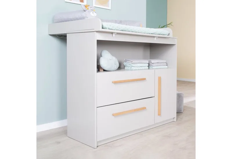 Babymöbel-Set Lea - modernes schlichtes Babyzimmer Set aus Holz, (2-teiliges Set, Wickelkommode & Babybett 70 x 140 cm höhenverstellbar, Schlupfsprossen), Modernes Kinderzimmer mit Griffen aus Massivholz- Beige by roba in Grey – product photo 4 of 5