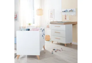 Babymöbel-Set Leon - aus Holz - in mit Dekor Othello Eiche, (2-teiliges Set, 2-tlg., Kinder- & Beistellbett 60 x 120 cm & Wickelkommode), Babybett als Beistellbett verwendbar - 6-fach höhenverstellbar von roba in Weiß – Produktfoto 1 von 3