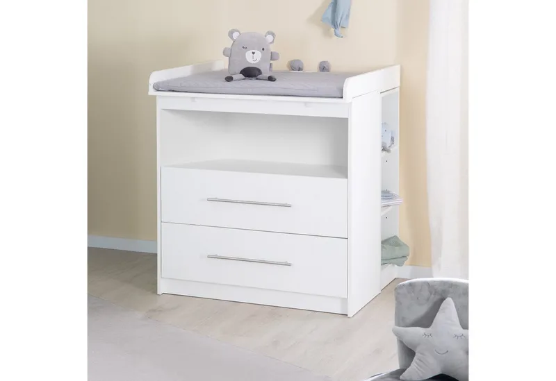 Babymöbel-Set Maren - klassisches Babyzimmer Set - Metallgriffe - aus Holz, (schmale Wickelkommode, Babybett 70 x 140 cm), Babyzimmer Set- mitwachsend, umbaubar- zeitlose, klassische Optik von roba in Weiß – Produktfoto 3 von 5