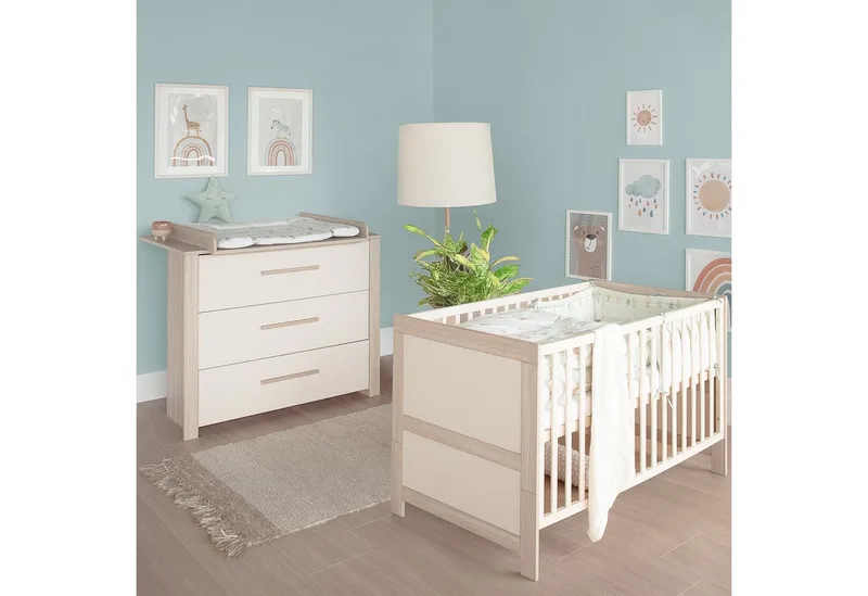 Babymöbel-Set Momo - Zimmer Set aus Holz - Cashmere / Tristan Eiche, (Set 2-tlg., Babybett 70 x 140 cm & Wickelkommode), Gitterbett mit Schlupfsprossen & höhenverstellbar - modern in fra roba i Beige – produktbillede
