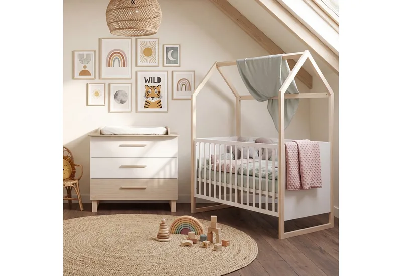 Babymöbel-Set Noah - moderney Kinderzimmer Set mit eleganten Füßen - aus Holz, (2-teiliges Set, Babybett 70 x 140 cm Liegefläche, Wickelkommode), Füße und Griffe aus Massivholz - Scandi Design - Walnuss von roba in Weiß – Produktfoto