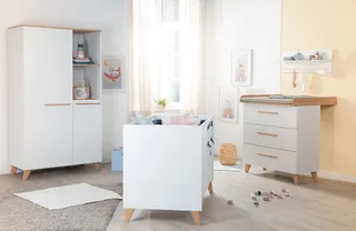 Babyzimmer-Komplettset Leon 3-teilig - praktisches & modernes Design, (3-teiliges Set, Babybett / Beistellbett 60 x 120 cm, Wickelkommode, Kleiderschrank), Skandinavisches Design - Massivholz Griffe & Füße - Othello Eiche by roba in White – product photo 1 of 3
