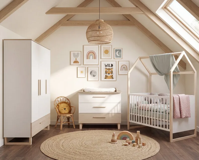 Babyzimmer-Komplettset Noah - Kinderzimmer in modernem Design mit Füßen aus Massivholz, (3-teiliges Set, Babybett in Hausoptik, Wickelkommode & Kleiderschrank), Mit Fräsungen in Wallnuss - Front in sanftem - Mitwachsend från roba i Vit – produktbild