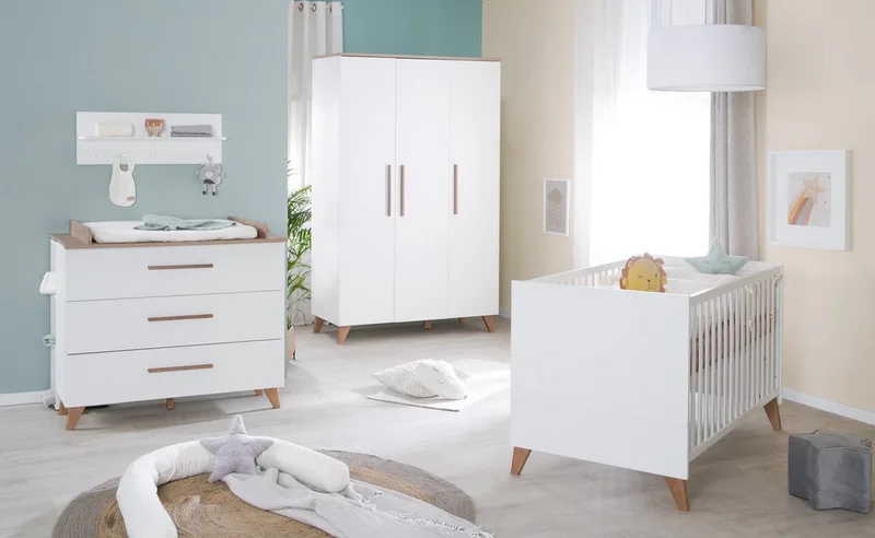 Babyzimmer-Komplettset Ole 3-teilig - (Set, Kinderbett, Wickelkommode, Kleiderschrank), moderne Optik - Griffe & Füße aus stabilem Massivholz fra roba i Weiß – produktbillede