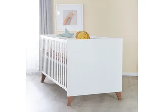 Babyzimmer-Komplettset Ole 3-teilig - (Set, Kinderbett, Wickelkommode, Kleiderschrank), moderne Optik - Griffe & Füße aus stabilem Massivholz von roba in Weiß – Produktfoto 3 von 4