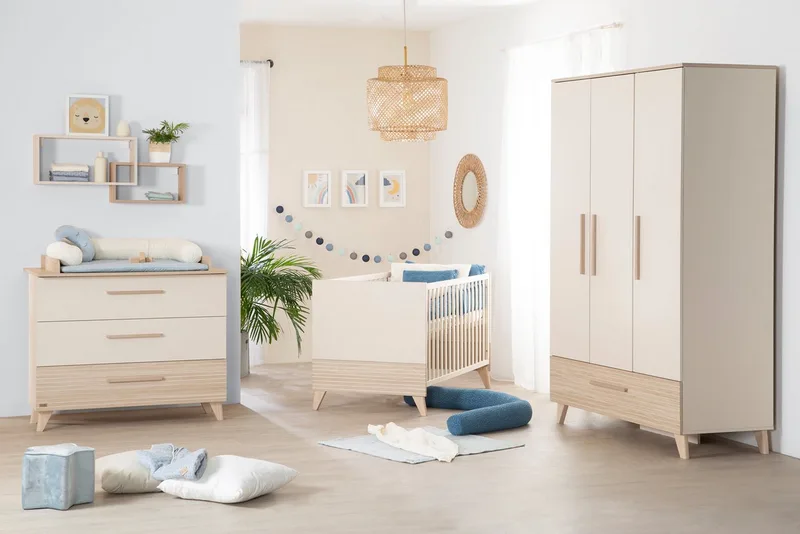 Babyzimmer-Komplettset Sidney - modernes Kinderzimmer in Cashmere & Eiche, (Komplett-Set, 3-tlg., Babybett 70 x 140 cm, Wickelkommode, Kleiderschrank), Griffe & Füße aus Massivholz - Mit hochwertigen Fräsungen im Holz van roba in Beige – productfoto
