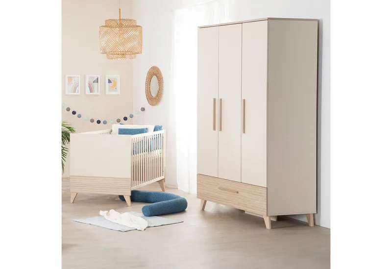 Babyzimmer-Komplettset Sidney - modernes Kinderzimmer in Cashmere & Eiche, (Komplett-Set, 3-tlg., Babybett 70 x 140 cm, Wickelkommode, Kleiderschrank), Griffe & Füße aus Massivholz - Mit hochwertigen Fräsungen im Holz by roba in Beige – product photo 2 of 2