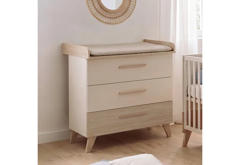Babyzimmer-Komplettset Sidney - modernes Kinderzimmer in Cashmere & Eiche, (Komplett-Set, 3-tlg., Babybett 70 x 140 cm, Wickelkommode, Kleiderschrank), Griffe & Füße aus Massivholz - Mit hochwertigen Fräsungen im Holz by roba in Beige – product photo 3 of 3