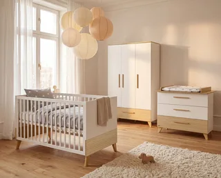 Babyzimmer-Komplettset Theo - modernes Kinderzimmer in und Ulme - Holz, (Komplett-Set, 3-tlg., Babybett 70 x 140 cm, Wickelkommode, Kleiderschrank), Griffe & Füße aus Massivholz - Mit hochwertigen Fräsungen im Holz von roba in Weiß – Produktfoto 4 von 5