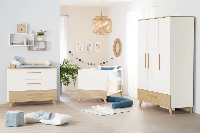 Babyzimmer-Komplettset Theo - modernes Kinderzimmer in und Ulme - Holz, (Komplett-Set, 3-tlg., Babybett 70 x 140 cm, Wickelkommode, Kleiderschrank), Griffe & Füße aus Massivholz - Mit hochwertigen Fräsungen im Holz fra roba i Weiß – produktbillede