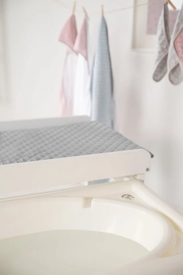 Bade- und Wickelregal Style, Baby Pool, weiß, inkl. herausziehbarer Badewanne und Wickelauflage silbergrau von roba in Grau, Silber, Weiß – Produktfoto 5 von 5