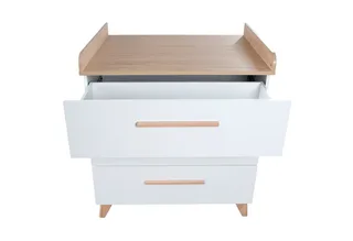 Wickelkommode Leon - aus Holz - in mit Dekor Othello Eiche - 3 Schubladen, mit Vollauszug - Füße & Griffe aus Massivholz by roba in White – product photo 4 of 4