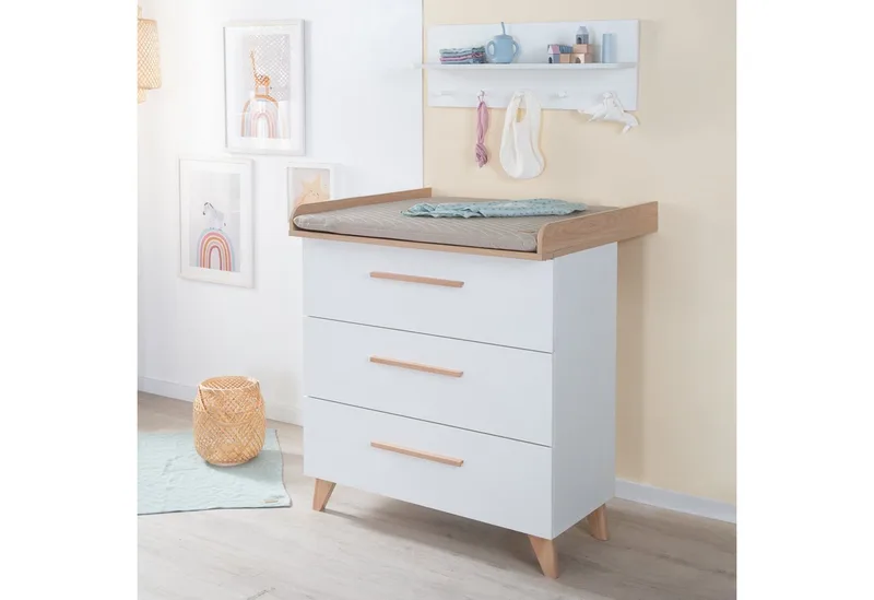 Wickelkommode Leon - aus Holz - in mit Dekor Othello Eiche - 3 Schubladen, mit Vollauszug - Füße & Griffe aus Massivholz by roba in White – product photo 2 of 4