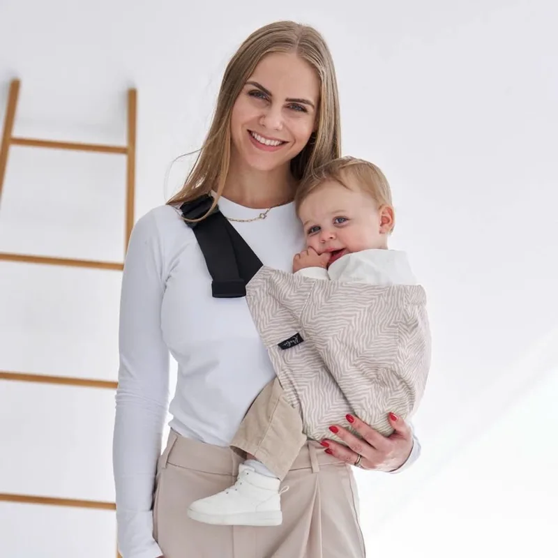 Heupdrager Baby I Ergonomisch & rugsparend I Snel om te doen – Drager vanaf 9 maanden tot ca. 4 jaar I Zijdrager voor peuters I Ideaal voor onderweg I Babydrager heupzitje by Rookie in Zebra Beige – product photo
