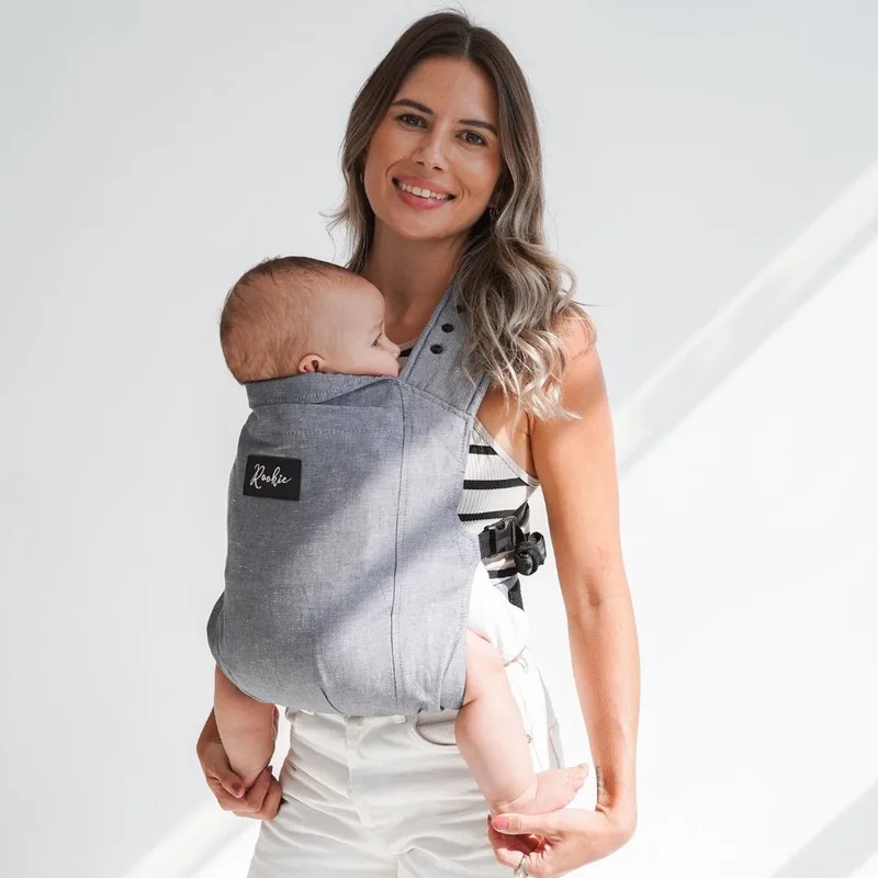 Premium draagzak - Design buikdrager - Comfortabel en ergonomisch - Babydrager vanaf Geboorte - Ook voor Peuter - Biologisch katoen - Super zacht - Unisex: voor mama en papa de Rookie en Gris foncé – photo produit