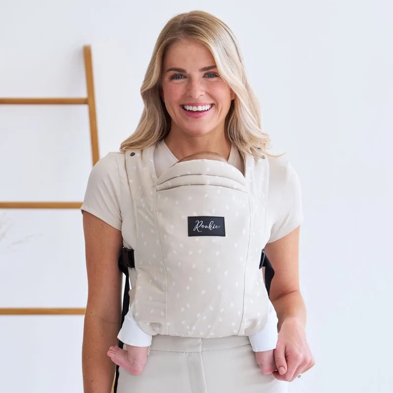 Premium Elite draagzak - Design buikdrager en rugdrager - Comfortabel en ergonomisch baby spullen - Babydrager vanaf Geboorte - Ook voor Peuter - Biologisch katoen by Rookie in Speckle – product photo