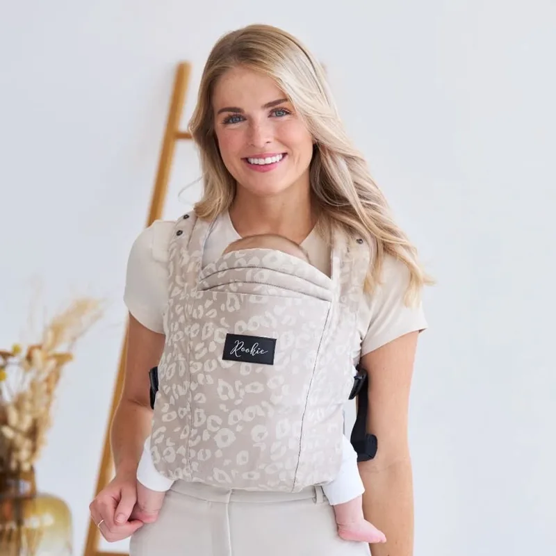 Premium Elite draagzak - Design buikdrager en rugdrager - Comfortabel en ergonomisch baby spullen - Babydrager vanaf Geboorte - Ook voor Peuter - Biologisch katoen (Beige léopard) de Rookie en Leo Beige – photo produit