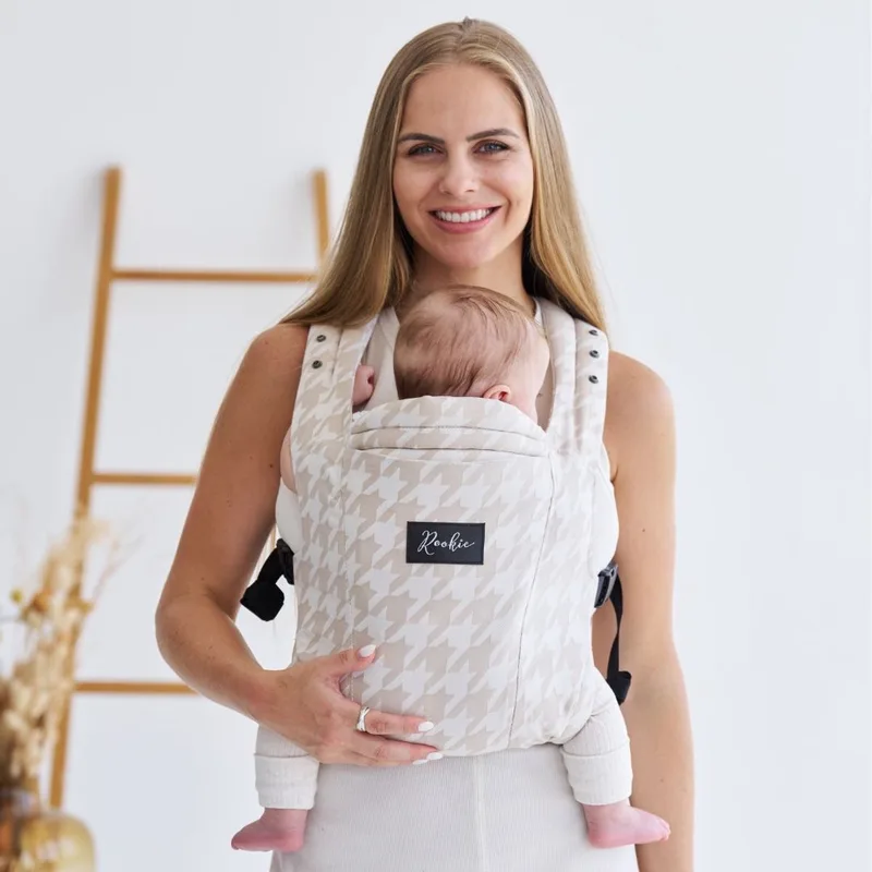 Premium Elite draagzak - Design buikdrager en rugdrager - Comfortabel en ergonomisch baby spullen - Babydrager vanaf Geboorte - Ook voor Peuter - Biologisch katoen van Rookie in Houndstooth – productfoto
