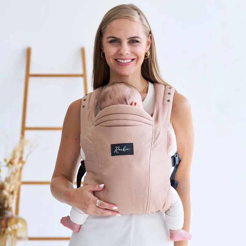 Premium Elite draagzak - Design buikdrager en rugdrager - Comfortabel en ergonomisch baby spullen - Babydrager vanaf Geboorte - Ook voor Peuter - Biologisch katoen by Rookie in Latte – product photo